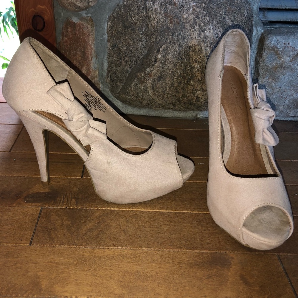 Side Bow Tan Pump Heel